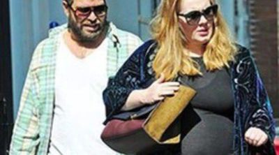 Adele luce su tripa en la recta final de su embarazo junto a su novio Simon Konecki