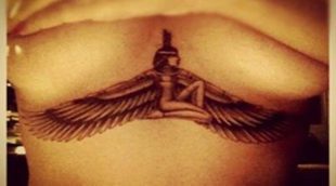 Rihanna se tatúa una diosa egipcia debajo del pecho y publica la fotografía en Twitter