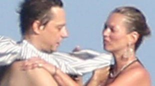 Kate Moss disfruta de unos días de vacaciones con su marido Jamie Hince en Ibiza