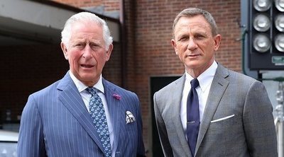 El Príncipe Carlos y Daniel Craig, cara a cara en el set de rodaje de 'James Bond'