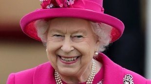 La Reina Isabel II, golpeada en la cara por un pañuelo