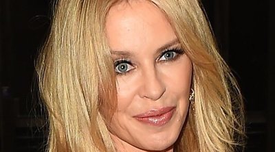 Kylie Minogue rompe a llorar después de su actuación en el festival Glastonbury