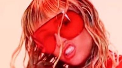 Miley Cyrus rinde homenaje a Britney Spears en su polémico videoclip de 'Mother's Daugther'
