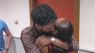 El cariñoso abrazo de Pantoja a Asraf en los pasillos de Telecinco