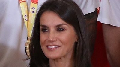 La recepción de los Reyes Felipe y Letizia a la selección española de Baloncesto: un vestido rojo y una confesión