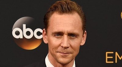 Una mujer se masturba viendo a Tom Hiddleston en el teatro