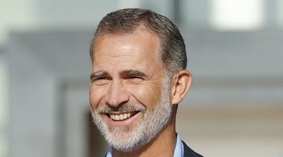 El Rey Felipe se agacha por España mientras la Reina Letizia se preocupa por sus mocasines