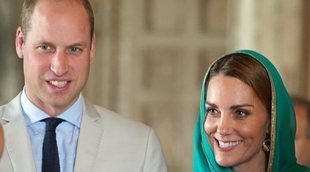 El Príncipe Guillermo y Kate Middleton visitan un hospital infantil y se unen a la 'fiesta del té' de un niño