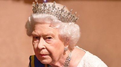 La modista de la Reina de Inglaterra desvela en su libro que limpia las joyas reales con ginebra