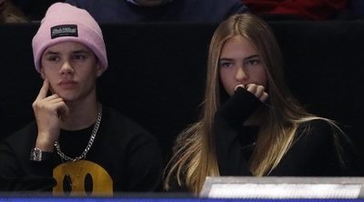 Romeo Beckham disfruta junto a su nueva novia, Mia Moocher, de la final de tenis ATP en Londres