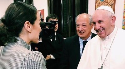 Tamara Falcó se reúne con el Papa Francisco en las Bodas de Oro de su sacerdocio