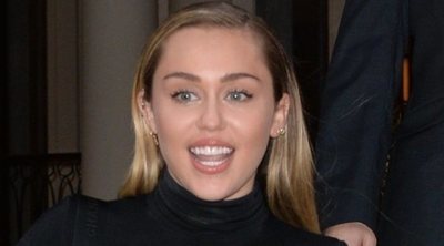 Miley Cyrus reúne a su familia, incluido Cody Simpson, para cantar en un evento solidario
