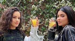Kylie Jenner disfruta de la compañía de Rosalía en un brunch de divas: 