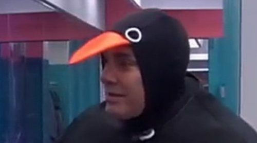 El atropellado inicio de Dinio García en 'El tiempo del descuento' vestido de pingüino