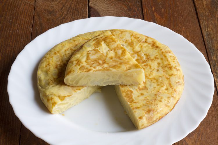 El huevo es uno de los ingredientes principales de la tortilla de patatas española