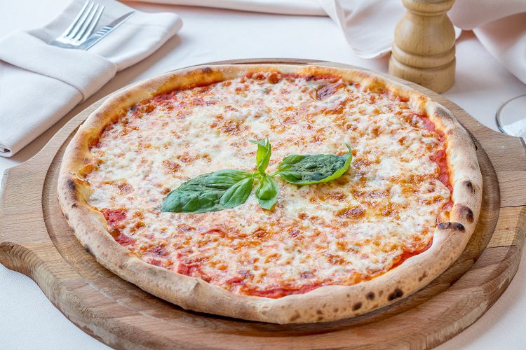 La pizza margarita es una de las pizzas más tradicionales de la cocina italiana