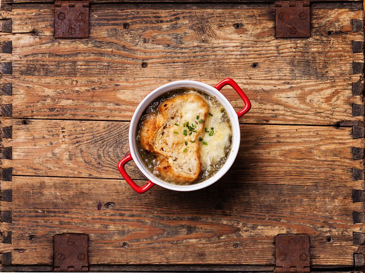 La sopa de cebolla es un plato bastante tradicional de la gastronomía mundial