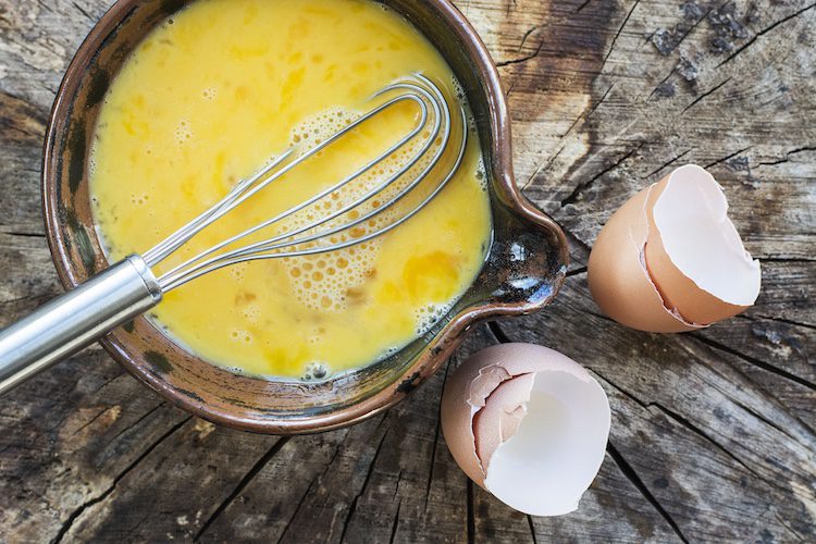 Puedes batir el huevo con varillas o un tenedor