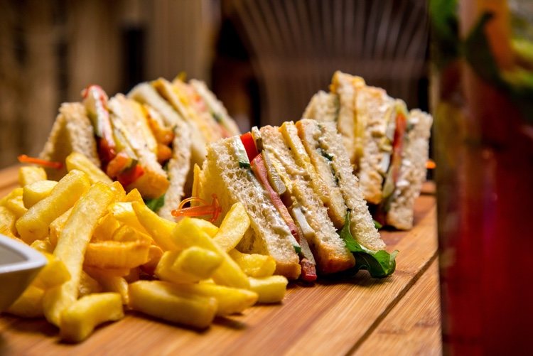 El sándwich club es uno de los platos más fáciles de preparar en casa