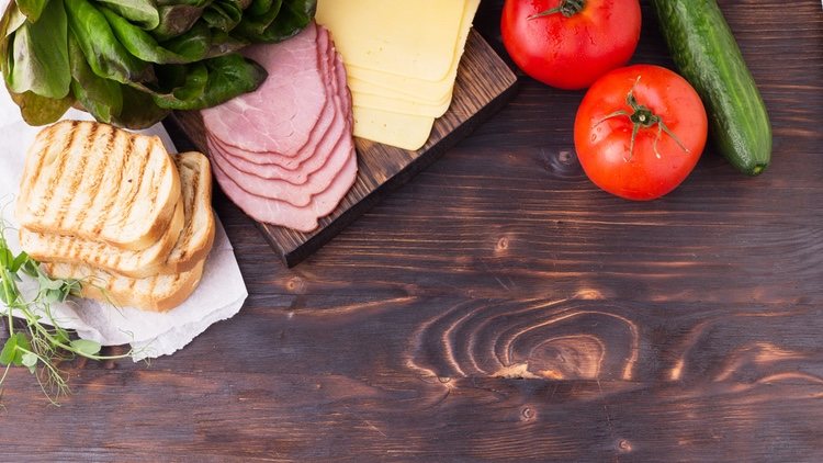 Tomate, pechuga de pavo y bacon son solo algunos de los ingredientes de este sándwich