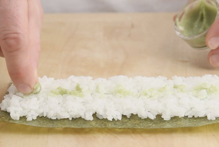 Echa poco a poco el arroz encima de la hija de alga nori