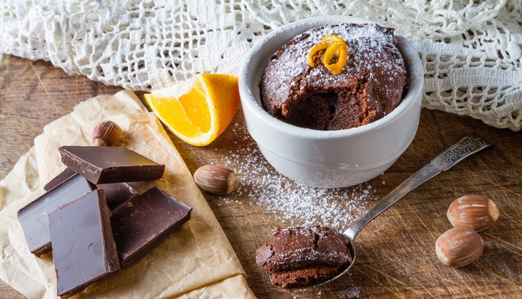 La tarta de naranja y chocolate es un postre ideal para principiantes debido a su fácil preparación