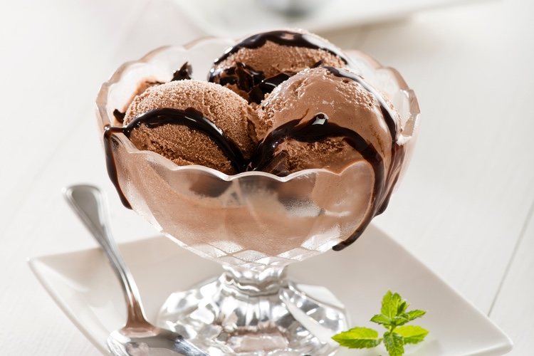 Puedes decorar tu helado de chocolate con sirope o una hoja de menta