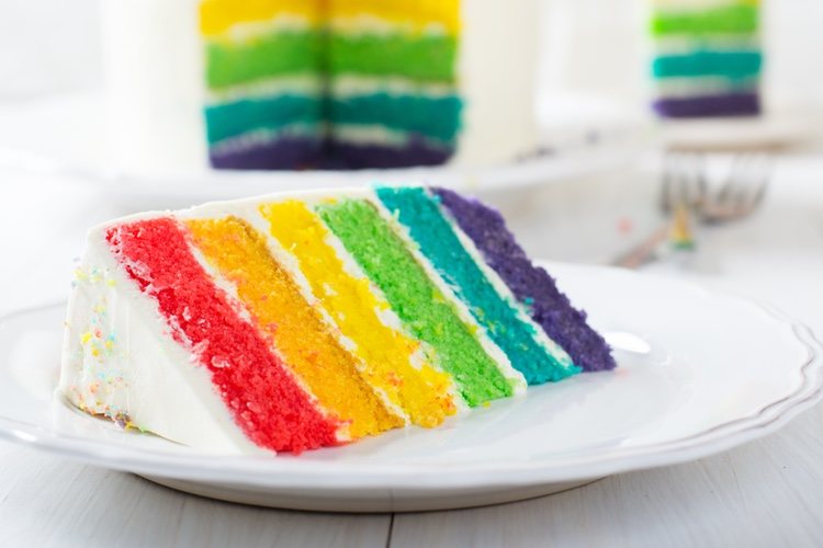 Рекомендуется укладывать разноцветные пирожные в порядке радужных тонов