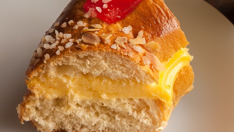 La Corona de la Almudena siempre va rellena de crema pastelera, nata montada o trufa