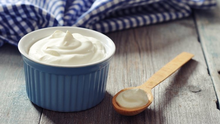 Se recomienda el yogur griego si te gusta el gazpacho más espeso, el natural ligero lo hace más líquido
