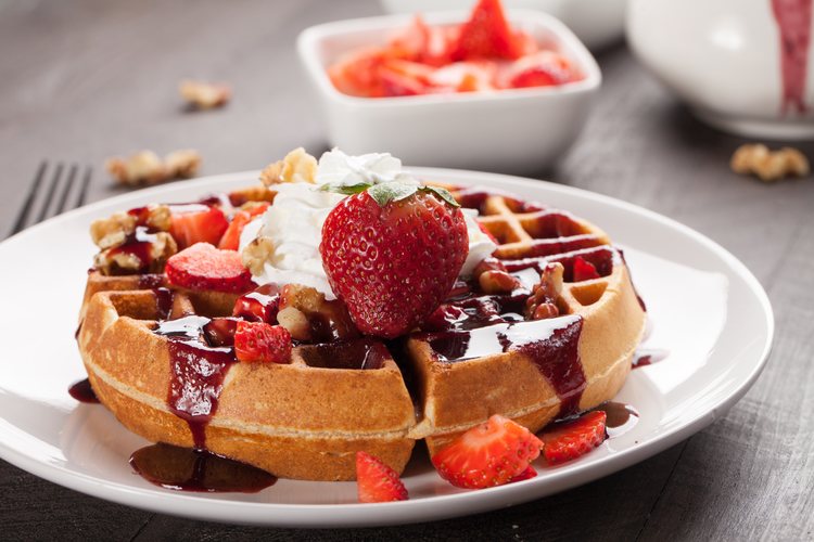 El waffle o gofre se puede servir con chocolate, mermelada, fresas y otros dulces