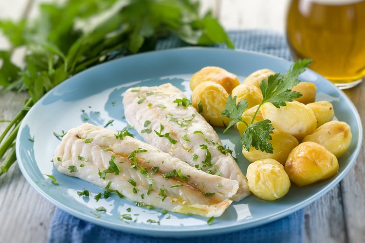 La merluza al beurre blanc se puede acompañar con patatas incluso champiñones