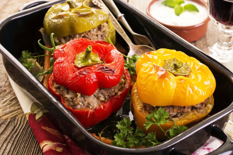 El yemistá puede acompañarse con falafel, pollo o ensalada griega