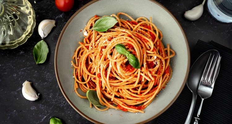 Todos los ingredientes que llevan estos espaguetis son muy fáciles de encontrar