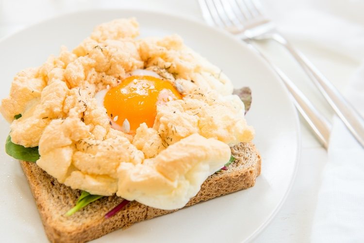 Sirve tu huevo nube en tostadas, ensaladas o como guarnición