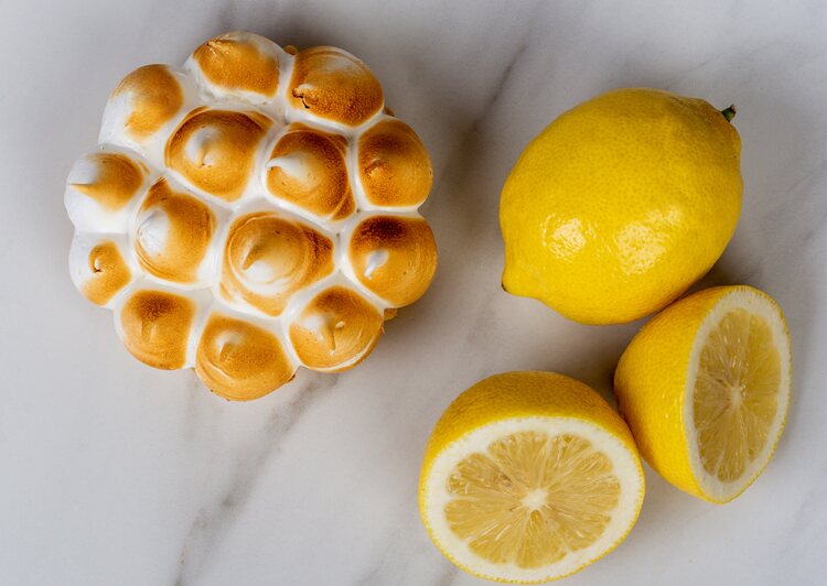 Esta tarta tiene diversas elaboraciones a base de limón