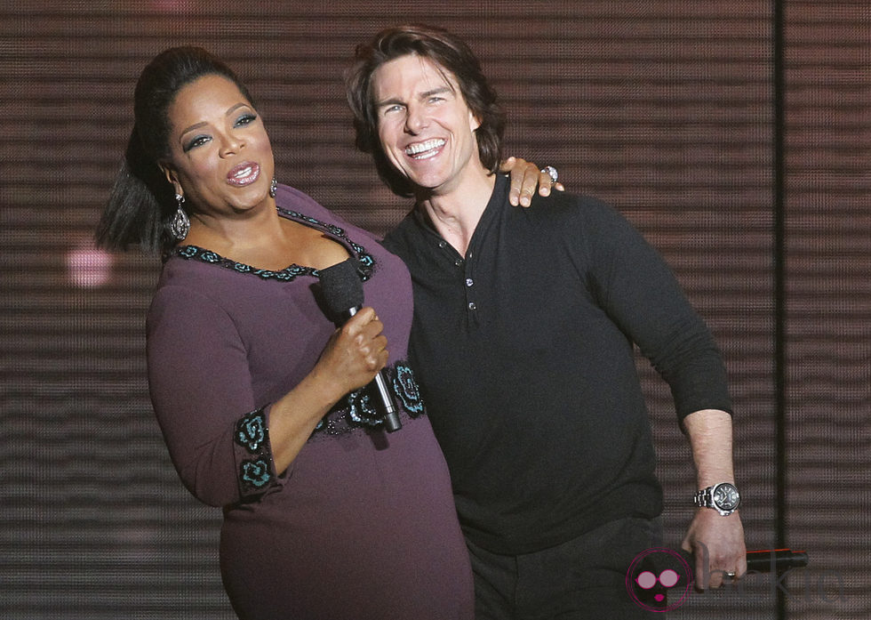 Oprah Winfrey y Tom Cruise en la despedida de su programa
