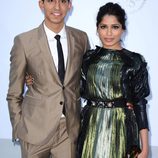 Dev Patel y Freida Pinto en la gala amFAR en Cannes
