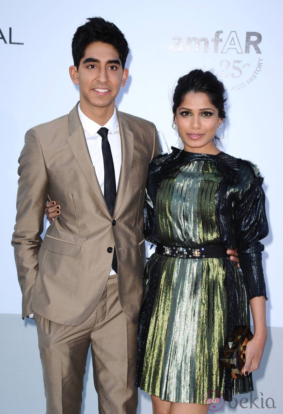 Dev Patel y Freida Pinto en la gala amFAR en Cannes
