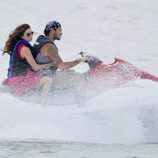 Eva Longoria y Eduardo Cruz en moto acuática