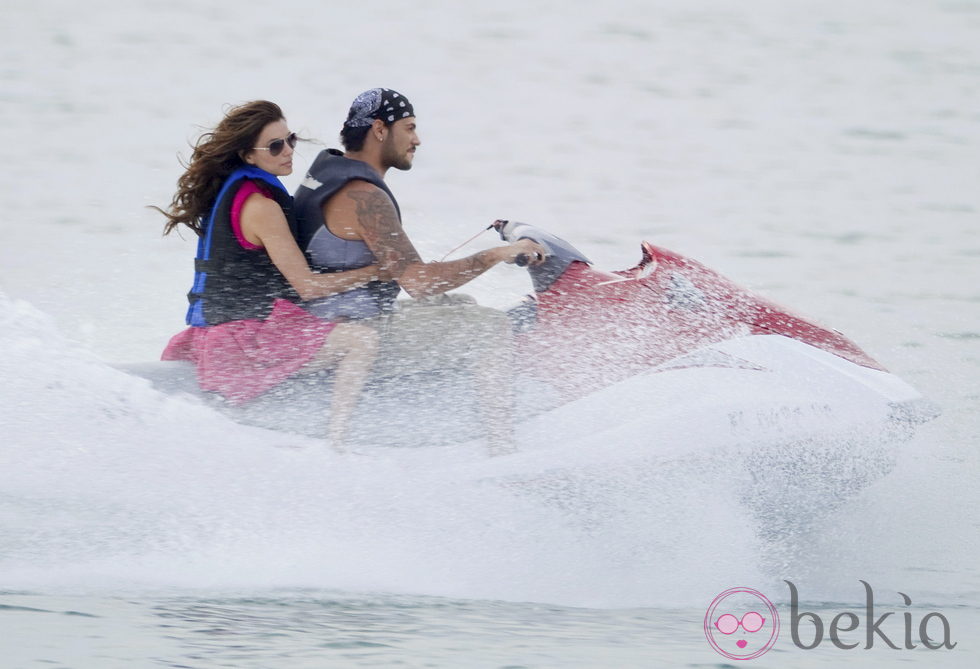 Eva Longoria y Eduardo Cruz en moto acuática
