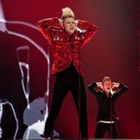 Jedward cantan 'Lipstick' en Eurovisión 2011