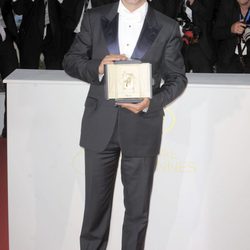 Jean Dujardin posa con su galardón en Cannes