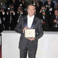 Jean Dujardin posa con su galardón en Cannes