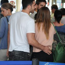 Blanca Suárez y Miguel Ángel Silvestre juntos en el aeropuerto