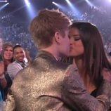 Justin Bieber y Selena Gomez besándose en los Premios Billboard