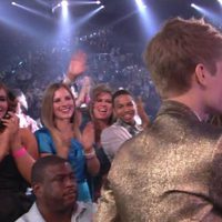 Justin Bieber y Selena Gomez besándose en los Premios Billboard