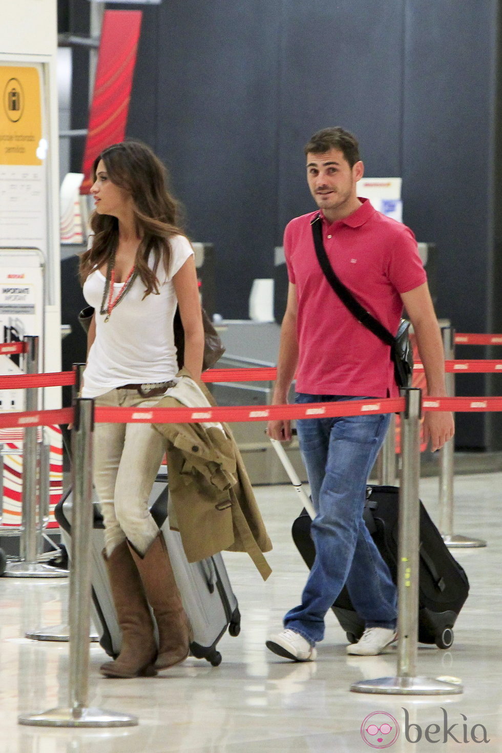 Sara Carbonero e Iker Casillas en el aeropuerto