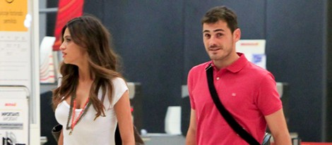 Sara Carbonero e Iker Casillas en el aeropuerto