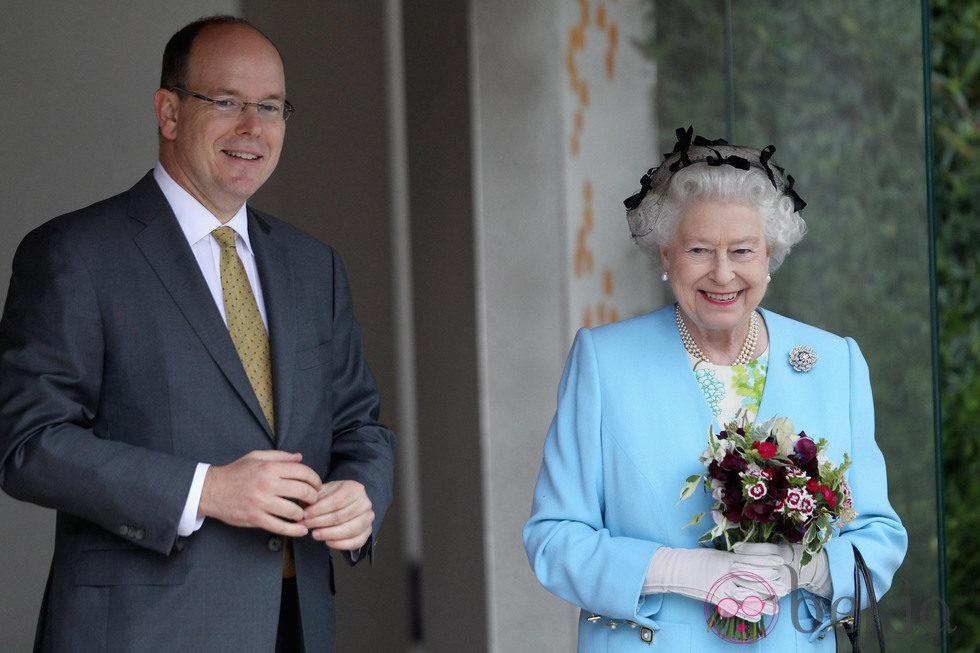 Alberto II de Mónaco e Isabel II de Inglaterra en la Chelsea Flower Show